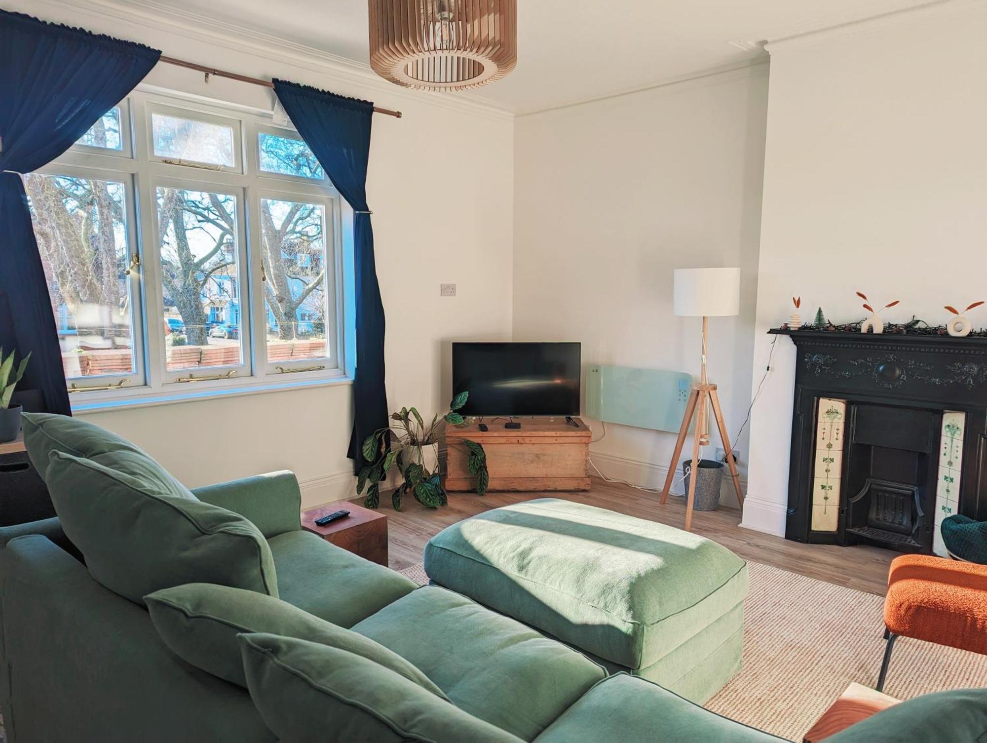Stylish 2 Bedroom Flat *